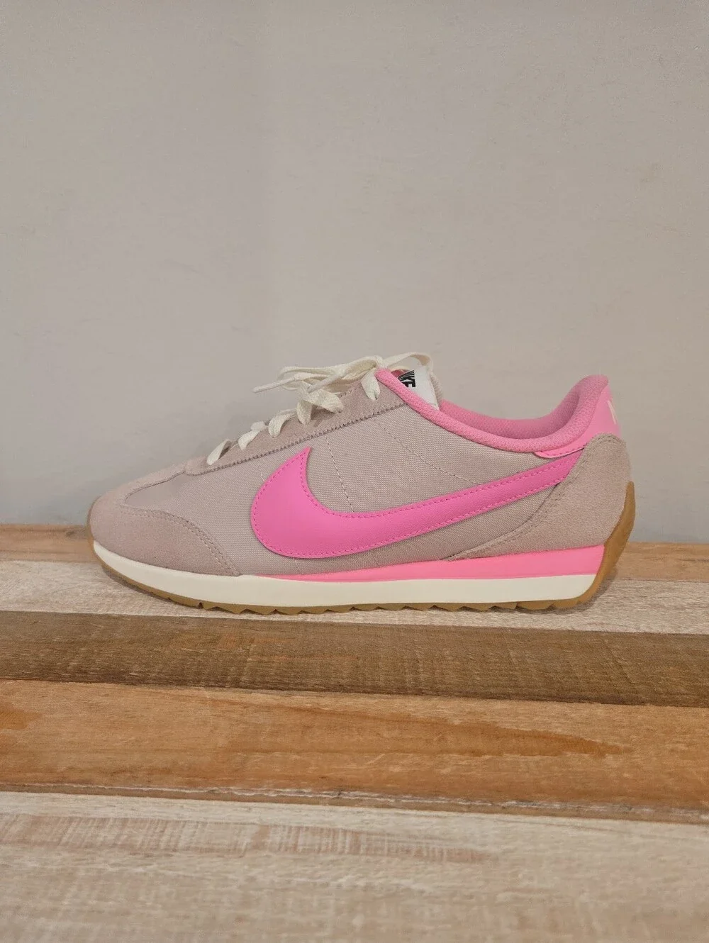 Nike Pacific Women Size 9 Silt Red Pink Spell Gum Athletic Running Sneaker